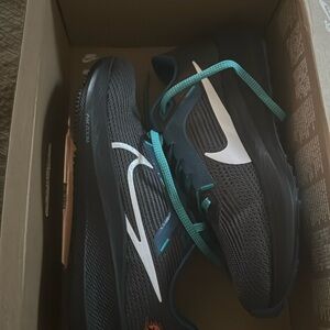 Women’s Nike Zoom Pegasus 40 Dolphins Sneakers NIB